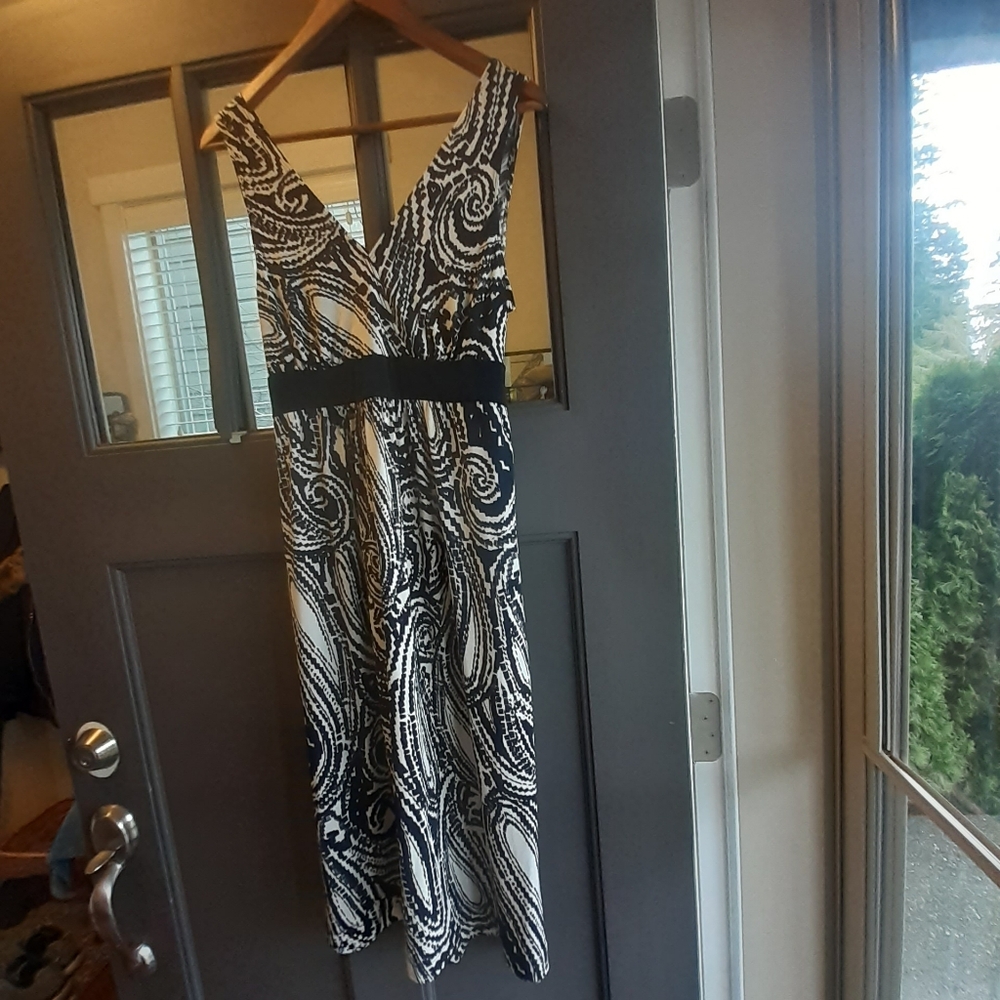 Vintage GNW Sleeveless Black & White V-Neck Midi Dress With Sash